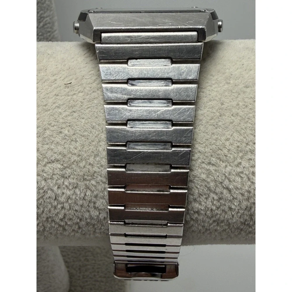 Seiko A359-4010 New Battery Digital LCD Mens Watch 34MM 7.75